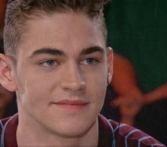 থৣĦғᴛ؟ℬᵉ̶̶ᵃ̶̶ᵘ̶̶ℛᵉ̶ᵍ̶ᵃ̶ʳ̶ᵈ͠ ༈٫ Răsucindu-și gâtul, cu mișcarea caracteristică, o clipă, fulgerate; de lumină, lentilele păreau două cioburi de oglindă. Pe linia buzelor se trase ostentativ o linie, subliniind ceva.
