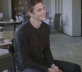 থৣĦғᴛ؟ℬᵉ̶̶ᵃ̶̶ᵘ̶̶ℛᵉ̶ᵍ̶ᵃ̶ʳ̶ᵈ͠ ༈٫ O țintui un pic cu privirea, în timp ce gândul intuia spontan; canevasuri acute, îndepărtate, iar din acel suvenir pâlpâia și mai avid curiozitatea, dând grosolan târcoale tânărului nemișcat din mijlocul punții. Amurgul colorase obrazul fetei cu un roșu de aramă,
