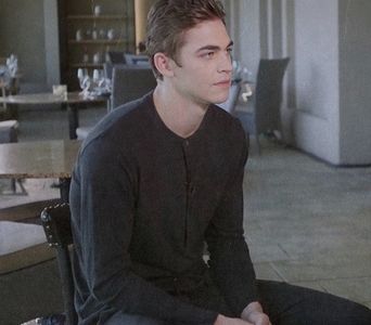 থৣĦғᴛ؟ℬᵉ̶̶ᵃ̶̶ᵘ̶̶ℛᵉ̶ᵍ̶ᵃ̶ʳ̶ᵈ͠ ༈٫ acum îl umbri cu ținuta băiatului. „În regulă.” Și purcese prelung;; până brusc umbra se opri singură, iar el, descumpănit, se lipi de șezut. Îi urmărea de acolo același fir al traseului. Umbra continua s-o aștepte.
