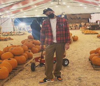 ̷͡︽.　· amintire era dureros, aproape că-l storcea, căci se-ncrunta la anumite flashback-uri; și opta să le-nchidă-n sertarul uitării. În ciuda bolții înstelate, acesta-și părăsise cabina cu niște ochelari de soare în culoarea abanosului, pe care i-ar fi custodit ca pe ochii
