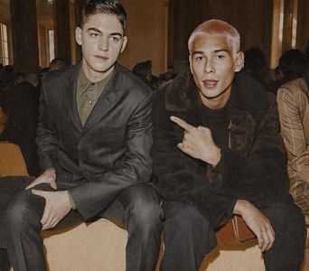 থৣĦғᴛ؟ℬᵉ̶̶ᵃ̶̶ᵘ̶̶ℛᵉ̶ᵍ̶ᵃ̶ʳ̶ᵈ͠ ༈٫ În miraza lentilelor ei, chipul i se schimonosi nedumerit. Mirarea îi; biciui obrazul, părțile moi de sub ureche, coborî agilă de-a lungul brațelor căutând încheieturile, palmele asudate. Apoi descinse la podea, mascându-și nuanța subtilă de satisfacție din cercul
