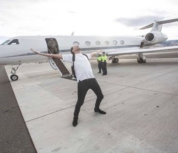 ̷͡︽.　· Oftează prelungit. „O să-ntorc obrazul, din moment ce nu am energia necesară să; mă angajez în schimbul nostru caustic uzual. Dar doar pentru că am dansat Lambada împreună nu-nseamnă că te agreez mai mult, să știi.”, gestul absent al acestuia-i aduce atenția asupra părului
