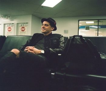 ̷͡︽.　· dânsului, notând cât de mult îi crescuse. Își scoate mâna din pantalonii scurți pictați în; culori vii, rotindu-și degetul arătător în jurul uneia dintre șuvițe. „Frate, lasă-mă te rog să fac ceva-n legătură cu coama ta. Vrei s-o ajungi pe Candice din urmă și să vă împletiți unul pe altul?”
