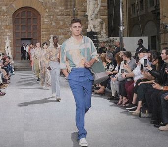 থৣĦғᴛ؟ℬᵉ̶̶ᵃ̶̶ᵘ̶̶ℛᵉ̶ᵍ̶ᵃ̶ʳ̶ᵈ͠ ༈٫ cum a relatat și ea, ți-am prezentat în seara precedentă gazeta.; Când debarcăm, vreau să mă confunde mulțimea cu James Dean în Rebel fără cauză.”
