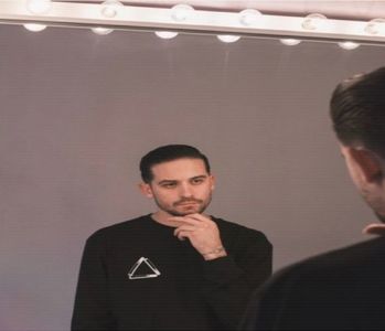 ̷͡︽.　· atunci când îi lasă-n urmă pe el și Candy, bufnind într-un râs spontan și aproape; de necontrolat atunci când îi descrie stilul râvnit. „Nu vrei să aspiri și tu la niște vise mai realistice?”
