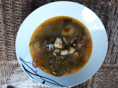 Ciorba de salata verde cu afumatura si omleta (fara smantana)