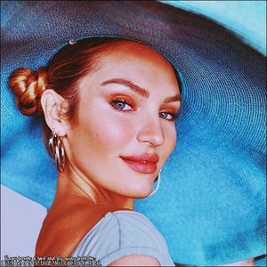 ☇.ᵗʰᵉ̣ṃ̣ẹ̣ṛ̣ṃ̣ạ̣ịḍ❀ƨɘilɟ.ϟ;. Merse tăcută până când el rupse liniștea. Îi urmează traseul; privirii, și zărește florile. &quot;Buchetul îți întregește drăguț chipul, vreau să le mai porți măcar pentru câteva momente. Iar dacă nu te superi, doresc și panglica.&quot; Asemenea lui Matty
