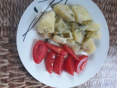 Cartofi cu usturoi si marar la cuptor