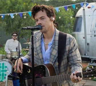 ꧁ᶥ̀ͅ་ ‘ℱ ’ ᶩᵋᵕʵˎᵈᵕ˙ ᵐ̣ᵃ̣ᶫ̣. ܝ܆༌;. În spatele lui se întrupa viața. Două tufe de Camellia Japonica,; una galbenă, ce strălucea aparte în lumina aceea timidă de iulie, cealaltă de un alb lăptos ce bătea, în anumite petale spre un roz deschis, îi făcea silueta să pară așternută pe un pat acoperit cu o
