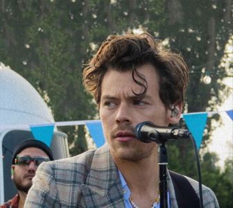 ꧁ᶥ̀ͅ་ ‘ℱ ’ ᶩᵋᵕʵˎᵈᵕ˙ ᵐ̣ᵃ̣ᶫ̣. ܝ܆༌;. lenjerie moale, florală. În colțuri se ridica glicina ce curgea în; clăbuci mov de pe garduri, împăienjenea căsuțele de odihnă din umbră și făcea poteca să pară o grotă de feerie. Aștepta pansiv sub umbră.
