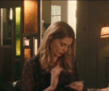 ⌮˒♥˓ Iṇ꒒ục̣y’s⋅⁽ẅöṛdṡ⁾... 　‰ː O rază lungă de apus de soare cădea drept de sus şi tremura în apă,; unde ici şi colo pluteau lebede, desprinzându-se ca nişte cojituri albe pe fondul cenuşiu ca oţelul. Împletea o cunună de flori de cireş japonez; darul pentru băiatul cel creţ. Un pictor cu bluză
