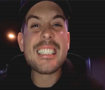 ̷͡︽.　· Vărsarea aurie ce-nveșmânta orice suprafață îl trezise din siesta lui de după prânz; (atunci s-a întins în pat, o jumătate de oră și s-ar fi trezit, sau cel puțin asta-i comunicase surorii lui), acele luminoase perforându-l printre gene. Morocănos și buimac (de la somn? de la sticla d
