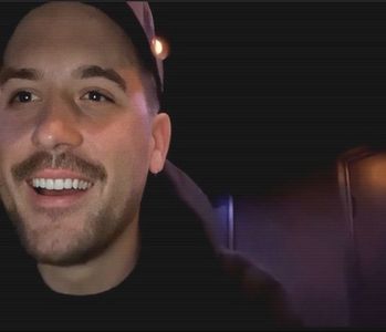 ̷͡︽.　· de vin pe care-o terminase la prânz? un mister!) controlase ora pe display, sprâncenele; săltându-i lejer. De câteva zile (de când au ajuns în Tokyo) tot dormea! Se simțea un trântor, și un turist jalnic, așadar își adună energia câștigată în urma orelor de somn iar un sfert de oră mai tâ
