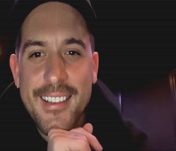 ̷͡︽.　· târziu se plimba deja pe străzile împrejurate de copacii caracteristici sakura. Își cumpărase; o chocolate banana cu mici bombonele, aparent ceva tipic street food-ului din Japonia, mergând simțindu-se ca un gigant într-un fluviu de persoane care majoritatea-i ajungeau la piept.
