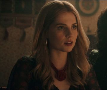 ⌮˒♥˓ Iṇ꒒ục̣y’s⋅⁽ẅöṛdṡ⁾... 　‰ː Amurgul se apropia. Mari umbre cădeau din copaci şi apele; îşi tiveau malurile cu negru. În mijlocul râului se vedeau dâre mari de argint stins. Ridică bărbia şi ochii ei verzi, mărginiţi de gene negre, străluciră în lumină. Când îl văzu trecând pe lângă,
