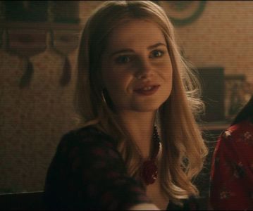 ⌮˒♥˓ Iṇ꒒ục̣y’s⋅⁽ẅöṛdṡ⁾... 　‰ː  întinse o mână delicată şi-i atinse braţul chiar deasupra; cotului pentru a-l opri. ‘Împarţi şi cu mine?’ Ea ochise ambalajul cu capul puţin aplecat, cu gura zâmbitoare.
