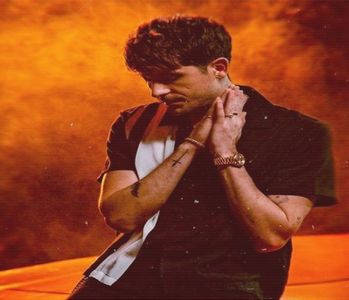 ̷͡︽.　· Privirea-i era rătăcită-n penajul dalb al lebedelor, iar umbra unui zâmbet îi încolțește; pe buze. Atingerea gingașă însă clar făcută dinadins îl derutează, iar glasul docil al blondei îi ajunge la urechi în concomitență cu întoarcerea totală a corpului înspre ea. Îi oglindește curbarea
