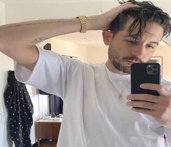 ̷͡︽.　· buzelor atunci când răceala tipică ochilor verzi îl întâmpină. „Depinde, ce-mi dai la; schimb?”, simplul zâmbet se lărgește pentru a se transforma într-un rânjet amuzat, întrebarea fiind mai mult aruncată la mișto, având în vedere că-ntre timp îi întinsese bățul înfipt în fruct.
