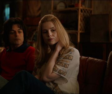 ⌮˒♥˓ Iṇ꒒ục̣y’s⋅⁽ẅöṛdṡ⁾... 　‰ː Atunci rămase o clipă nemişcată pe trunchiul copacului. Luna,; prea joasă încă la orizont, nu lumina decât ramurile înalte, iar mulţimea rămânea înecată în beznă, liniştindu-se treptat-treptat şi devenind tăcută. Era învăluit şi el, deopotrivă, de întuneric,
