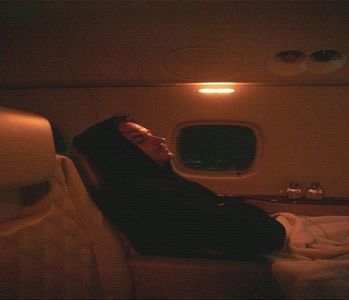 ̷͡︽.　· Dispoziția jovială ce reiese din cuvintele ei e molipsitoare, răspândindu-i-se prin vene.; „Și există un motiv anume pentru acest lucru sau e doar aerul japonez?”, rostește-n timp ce ochii-i cad deasupra obiectului aflat între mâinile gingașe, însă care se mișcau cu siguranță și dibăcie.
