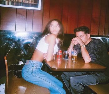 ̷͡︽.　· Cum erau ocupate, ridică fructul înfipt în băț la nivelul gurii ei, gest că era dispus să; împartă dulcele însă nu voia să întrerupă opera artizanală. Își adună sprâncenele înspre mijloc, mimica fiindu-i perplexă, meditând asupra cuvintelor ei căci in primis nu sesizează la cine se referă,
