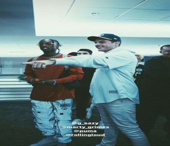 ̷͡︽.　· însă-n minte-i răsare seara de pe vas; inutil de precizat că atenția lui nu fusese focalizată; asupra tinerei blânde din fața lui, însă-i constatase prezența, așa cum o percepuse și pe cea a lui Ester și Candice. Posibilitățile așadar nu erau infinite, iar când îi cade fisa își pleacă lejer
