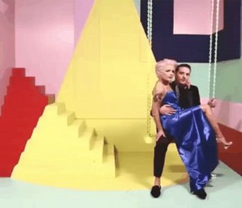 ̷͡︽.　· capul în față, în încercarea probabil zadarnică de a-și masca zâmbetul cu tente sfioase.; „Nu o lua personal. E dificil să-i intri-n grații.”, îi reîntâlnește poienile. „Din fericire pentru ea însă nu e prietena mea.”, se sprijină de colțul spătarului băncii din spatele lui. „De ce crezi a
