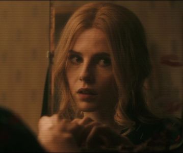 ⌮˒♥˓ Iṇ꒒ục̣y’s⋅⁽ẅöṛdṡ⁾... 　‰ː mâinile în lac; simţea arşiţa soarelui ce apune, potolită de; boarea răcoroasă venită dinspre părţile umbroase. Tăcu o vreme, întorcându-şi privirea spre poteca în care luminile prinseră a se ivi, una câte una. ‘Nu, ce să se întâmple?’
