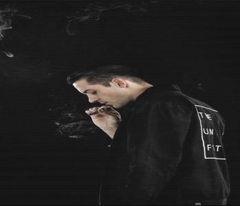 ̷͡︽.　· Își trage genunchii aproape de piept pentru a reuși să-i împreuneze cu ajutorul brațelor; lungi și uscățive, scuturându-și lent de câteva ori capul într-o manieră dezaprobatoare. „Nu ar trebui să iei tot ce spun așa de în serios.”, liniștea ce-și croise tiptil spațiu între cei doi îi oferi
