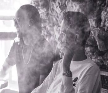 ̷͡︽.　· oferise răgaz de gândire, în minte răsărindu-i o altă amintire, întâmplată la bar. „Știi..”,; debutează, fără să-i ofere un răspuns pe parcurs. „În seara când am cântat pe scenă, cu mult mai devreme, la bar.. eram cu Aron. Părea oarecum.. pe ace, cumva agitat, știi? Ba chiar mai mult, ieșise
