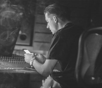 ̷͡︽.　· cumva, din vorbă-n vorbă, subiectul despre noi doi. Dacă se întâmplă ceva între noi; sau.. chestii de genul. Părea interesat în mod special de acest aspect.”, optează să rămână oarecum vag, dorind să aștepte reacție tinerei, dacă i-ar fi gâdilat curiozitatea sau nu.
