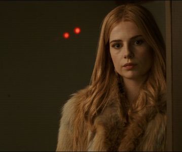 ⌮˒♥˓ Iṇ꒒ục̣y’s⋅⁽ẅöṛdṡ⁾... 　‰ː Între timp se culcase pe iarbă, cu braţele dezgolite şi mâinile; desfăcute, căutând răcoarea. Gândul o face să-şi încordeze degetele de la picioare. Dar fata părea că rămâne rece şi indiferentă. Uneori îşi arunca ochii ei mari asupra lui şi îl privea câteva clipe
