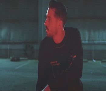 ̷͡︽.　· rupă calmul sintetic ce plutea prin aer, căci o simțea de parcă-și aduna energiile; pentru puținele cuvinte pe care i le îngăduie și nu voia să intervină în mod grosolan într-un balans precar. Lipsa preocupantă de orice sentiment pe chipul acesteia nu face decât să-i amplifice
