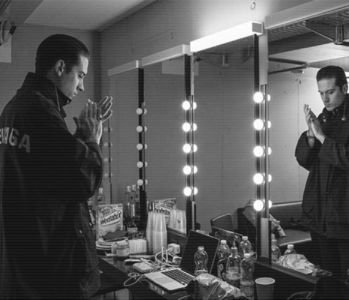 ̷͡︽.　· dubiile, un alt aspect care rămâne nedestăinuit în spatele unei mimici la fel de apatice; ca a ei. „Nu am motiv să fabric o asemenea informație, dar știi și tu asta. Atâta timp cât nu-mi ceri să-l împing de la balcon.. desigur. Cu ce te pot ajuta?”
