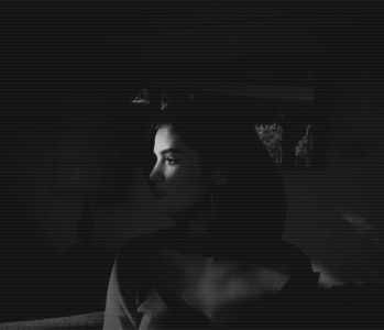 ⭒　　 ̠̕✺ ̭̄ ; Iar ultimul avânt de căldură îi se descinde pe genunchii goi. Îşi mişca; picioarele fără vlagă cât se duioşii de aerul blând şi încropit. Privirea-i fu fixată pe dunga solară ce traversa treptat firele subţiri ale ierbii.
