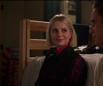 ⌮˒♥˓ Iṇ꒒ục̣y’s⋅⁽ẅöṛdṡ⁾... 　‰ː degetele, ridicându-l de pe ceafă, apoi îşi duse mâna în dreptul; gâtului, eliberând pandantivul lipit de pielea ei albă. Îl pune în plic, alături de broşă şi de o brichetă. Cu un gest brusc atinse uşor glezna fetei pentru a-i astâmpăra drumul. ‘Ai ceva de scris?’
