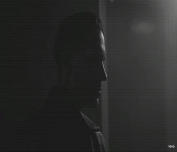 ̷͡︽.　· literară. În mod normal, la prima vedere, serenitatea chipului nu ar fi pus pe nimeni în; gardă, însă imperturbabilitatea perpetuă a dânsei parcă îl agita mai mult; fusese prins în acest gând, urmărind-o parcă distant în timp ce-și dezgolește gâtul ivoriu de lănțișor. Mici cute încep să se
