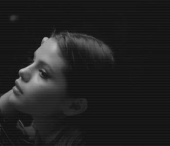 ⭒　　 ̠̕✺ ̭̄ ; crescu în privire atunci când îl fixă pe Gerald, clipeşte şi îşi mută ochii; de la el, dar tot îi se adresează, ‘Aparent, prezenţa ta chiar cauzează nelinişte.’
