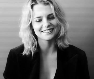 ⌮˒♥˓ Iṇ꒒ục̣y’s⋅⁽ẅöṛdṡ⁾... 　‰ː mai era nimic de făcut şi că era conştientă de semnificaţia; simplului fapt că-i împinse deja plicul expeditorului. Totuşi surâse. Gropiţele îi apărură în obraji şi genele negre începură să se zbată repede ca nişte aripi de fluture. ‘Nu e vorba de nicio
