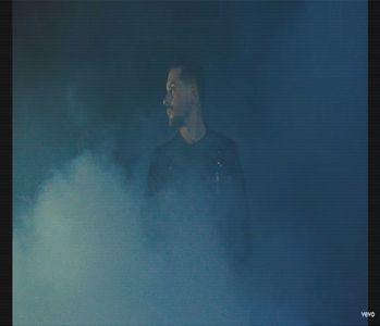 ̷͡︽.　· Percepuse intimitatea momentului pentru Lucy, cu toate că nu avea la cunoștință detaliile; dinamicilor ce se croiau cronologic înapoi pe linia timpului, așadar decide să nu-și odihnească privirea pe cerneală. Între timp în schimb o urmărește pe Selena, cu un licăr ștrengar în iriși.
