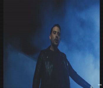 ̷͡︽.　· exteriorizează acest lucru în alt fel. Pentru moment, abandonează plicul în poala sa,; alocându-și câteva secunde pentru a o studia înainte să-i ofere un răspuns: saudade e probabil cuvântul cel mai apropiat pentru impresia pe care o primește. „How about a nightcap?”, rânjește larg.
