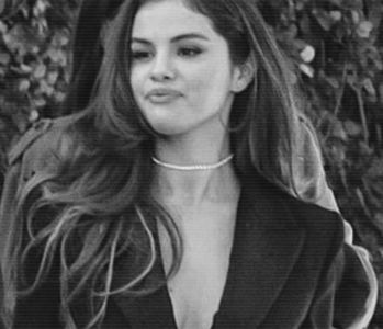 ⭒　　 ̠̕✺ ̭̄ ; Peste adâncurile inerte ale nopții, geana lunii aprinse trimitea lungi; raze de lumină mută și rece; și se îndiguiră parcă în privirea ei verde, nepăsătoare. Apoi nu se mai uita la ea, ci la el; dar genele dese și întoarse sus la capete îi dosi iscodirea. ‘Ce remarcă
