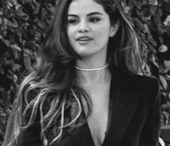 ⭒　　 ̠̕✺ ̭̄ ; plină de obiectivitate, așa e, nici măcar atât...’ Își rotește ochii, dar nu; refuză propunerea.
