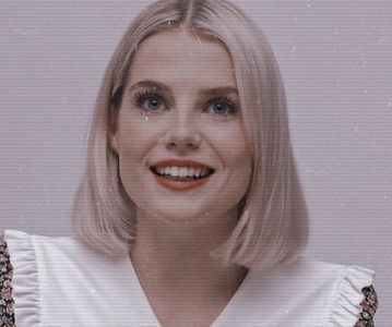 ⌮˒♥˓ Iṇ꒒ục̣y’s⋅⁽ẅöṛdṡ⁾... 　‰ː îndestulat prânzul.’ Creţuri apar în colţul ochilor ei când zâmbea; amuzată, mişcându-şi degetele în semn de despărţire. De fiecare parte a aleii aşternute cu pietriş, cedrii de culoare închisă îşi uneau ramurile, transformând lunga alee într-un tunel întunecos.
