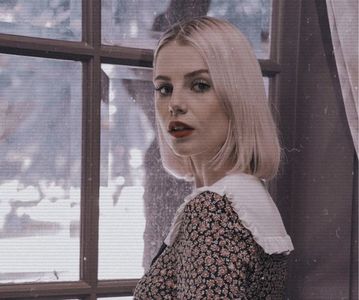 ⌮˒♥˓ Iṇ꒒ục̣y’s⋅⁽ẅöṛdṡ⁾... 　‰ː Îndată ce intră sub ramurile lor noduroase, îşi încetini pasul.; Silueta-i se micşorează, schiţându-şi, cu fiece pas, calea de întoarcere; apoi dispare, iar strada pare goală.
