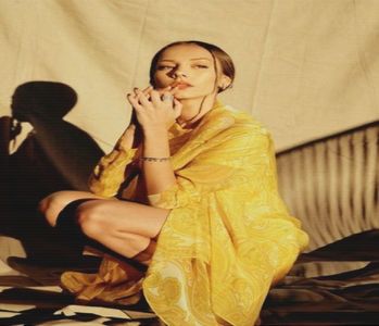 ╰　·• Dis de dimineață deschise înlături cu vioiciune perdelele maro închis ce înrămau; ferestrele: acele luminoase, încă premature, îi încălzeau fața, alimentându-i bateriile. După un duș rapid, cu un aer relaxat și o mimică senină își recuperează Kindle-ul și iese din cameră,
