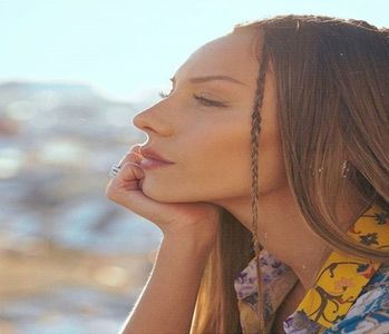 ╰　·• cu termosul metalizat la subsuoară. Hotelul era dotat de o imensă grădină japoneză; (bineînțeles??), așa că Ester optă pentru o dimineață cufundată-n thrillerul pe care-l începuse pe avion, care s-ar fi conclus cu un prânz speră ea tot printre verde. Se așeză pe-o bancă.
