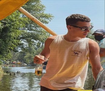 ☼.:｡☽; Arcada se înălța în întuneric; dungi roșii răscoleau bolta spre vestirea; nopții. Soarele se zbătea într-o ultimă suflare, aruncând cu săgeți ultime pete de căldură. Luna îi fu aproape călăuză; îi urmări lui talpa piciorului,
