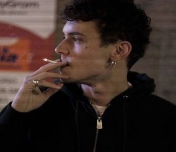 ☼.:｡☽; cocoțată în depărtare. Acum își potoli răsufletul în apa domolită; el se; opri pe o bancă, sub un pom cu flori de cireș. Fuma trabuc; un exemplar din darul lui Gerald.
