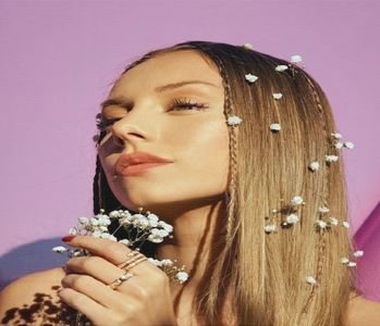 ╰　·• la Gerald, iar ultimele o mustrau în legătură cu absența ei la cină. Își rotește ochii amuzată,; după care se ridică și decide să se-ntoarcă la hotel: pe drum, însă, în proximitatea unei bănci recunoaște o figură, și-i zâmbește slab. „Îmi retrag cuvintele de pe vas, cred că știu cine o să dea
